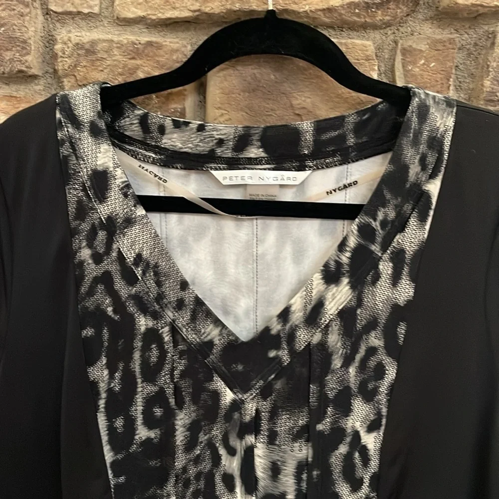Peter Nygard black and light gray V neck blouse. Size XL - Picture 3 of 9